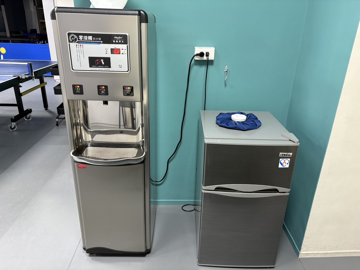 飲水機與冰箱設施